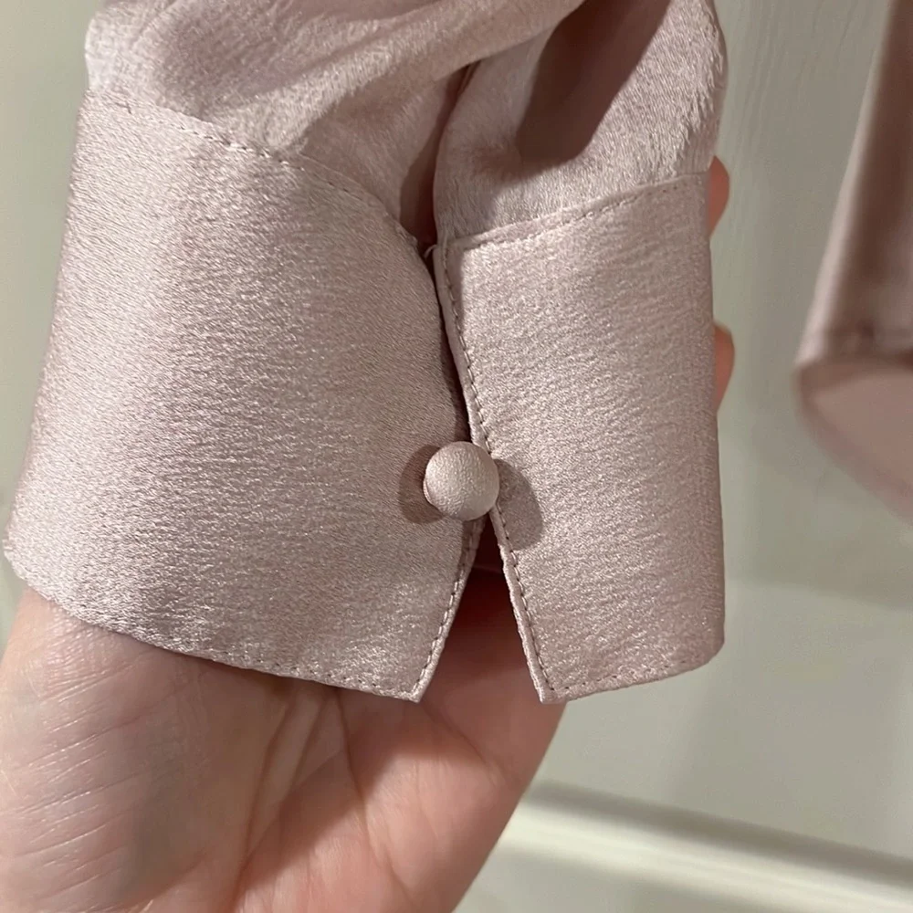 NWOT Express Long to 3/4 Sleeve Button Down Blouse w/Frilly Collar 🌺